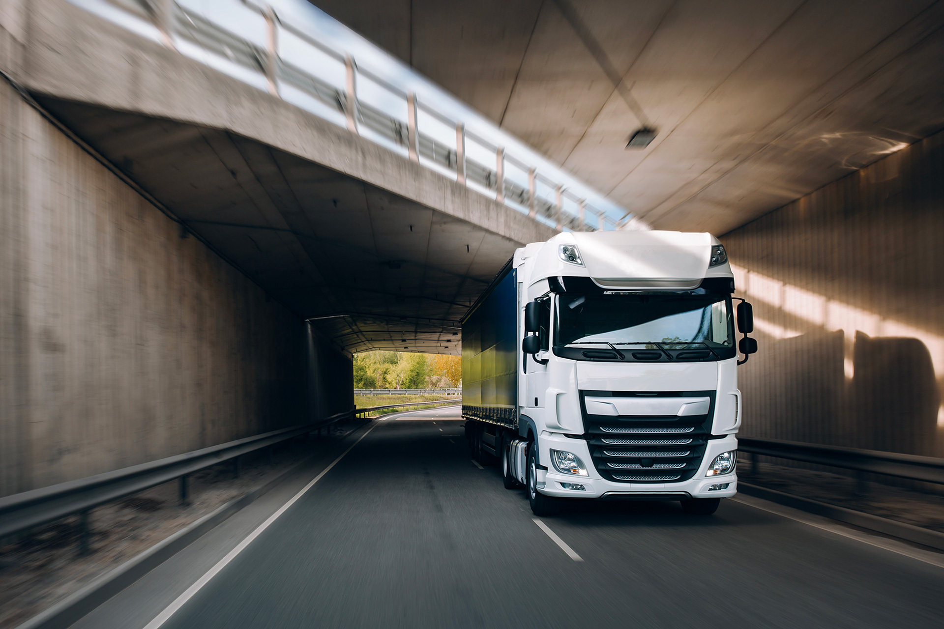 Transport Codris, camion blanc sur la route dans un tunnel